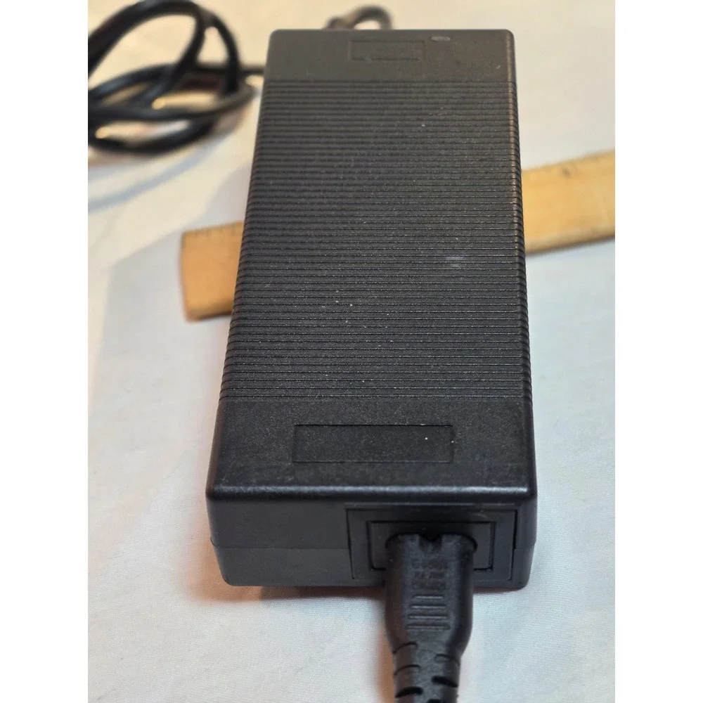Shenzhen Hyleton HLT-180-4202000 Power Supply Adapter 42V 2A 3-Pin Connector